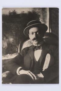 Italo Svevo con le bozze del primo romanzo <em>Una vita</em> sotto il braccio. 1893 ca. [Trieste] - gelatina - Museo Sveviano SV F 158